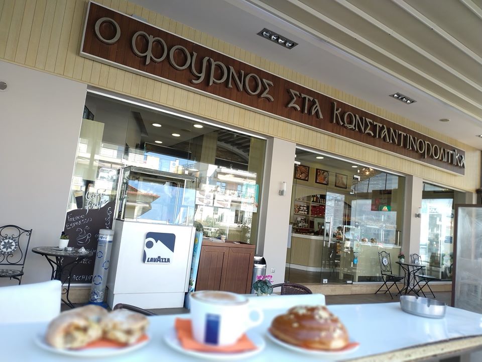 Cappuccino, τσουρέκι και πίτα σε τραπέζι στη βεράντα μπροστά στον φούρνο
